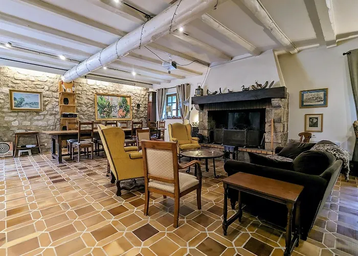 Sejournez En Ferme Avec Piscine, Tennis, Chevaux Et Parking Securise - Fr-1-582-518